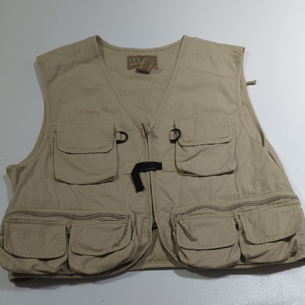 L.L. Bean Khaki Outdoor fishing Vest Awesome Condition....